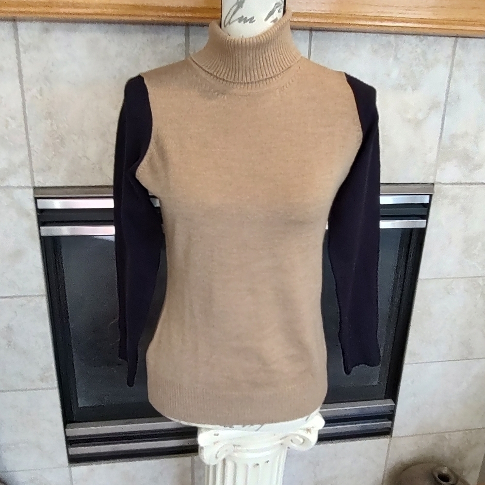 💥 3/$20 French Connection Large Tan and Black Turtleneck Sweater